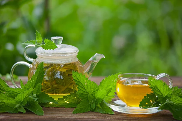Finom zöld tea, egy szép üveg tálba táblázat — Stock Fotó