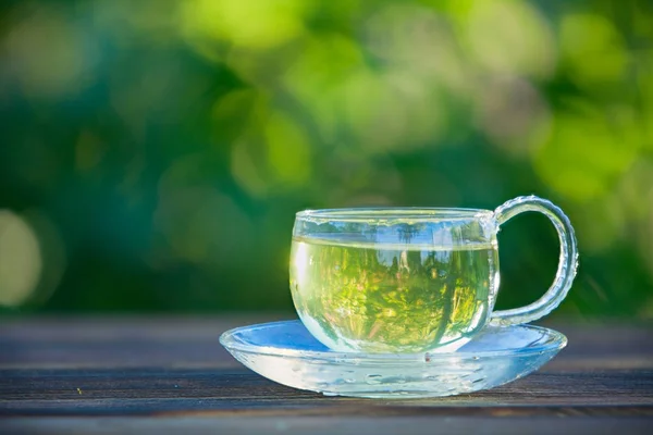 Copa de cristal con té verde en la mesa — Foto de Stock