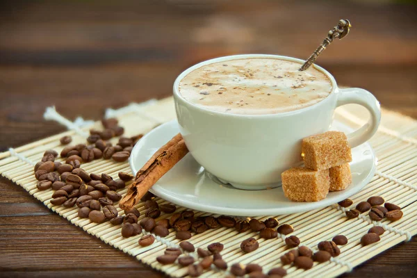 Coffee in coffee cup with natural grains — Stock Photo, Image