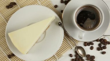 ahşap masa üzerinde beyaz tabakta klasik cheesecake