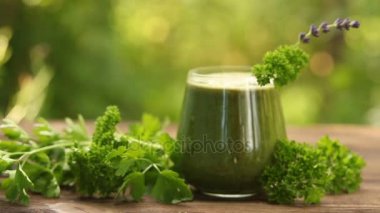 maydanoz ve kereviz suyu cam ahşap bir masa üzerinde