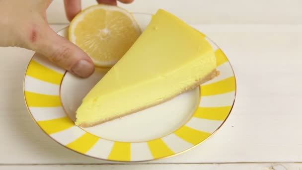 Delicioso pastel de queso con limón en el plato — Vídeo de stock