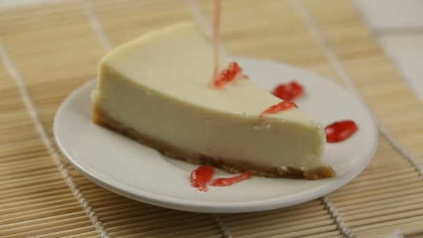 Delicioso cheesecake com morangos — Vídeo de Stock