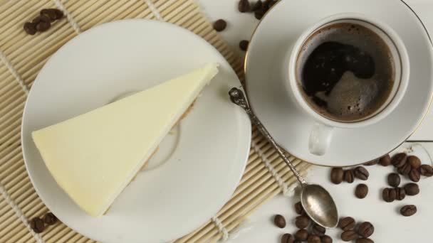 Klassieke cheesecake op witte plaat op houten tafel — Stockvideo