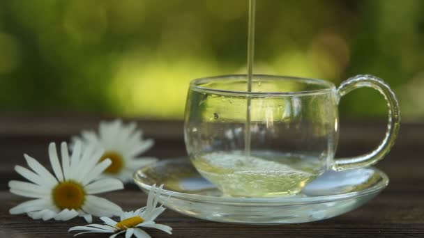 Kristallen beker met groene thee op tafel — Stockvideo