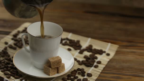 Kaffee in Kaffeetasse mit natürlichen Körnern — Stockvideo