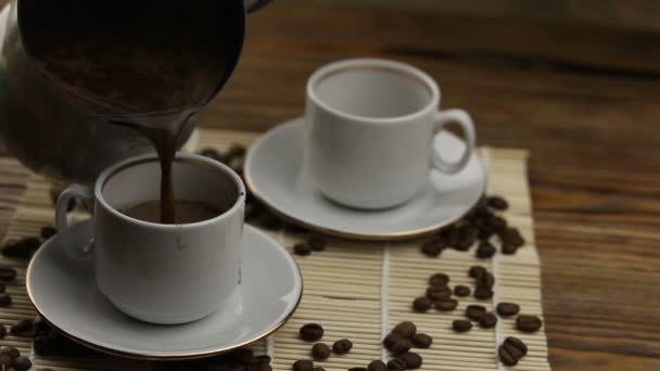 Caffè in tazza di caffè con grani naturali — Video Stock