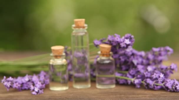 Aceite esencial de lavanda en una hermosa botella sobre la mesa — Vídeos de Stock