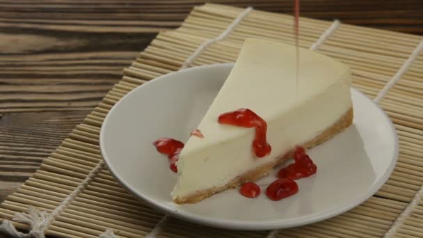 Heerlijke cheesecake met aardbeien — Stockvideo