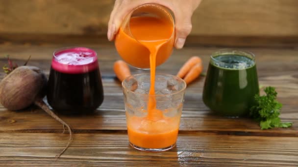 Trois Jus Légumes Dans Une Tasse Verre Sur Fond Bois — Video