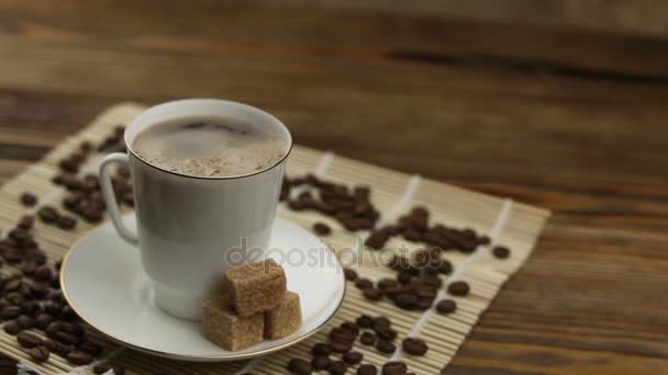 Kaffe i kaffekopp med naturliga korn — Stockvideo