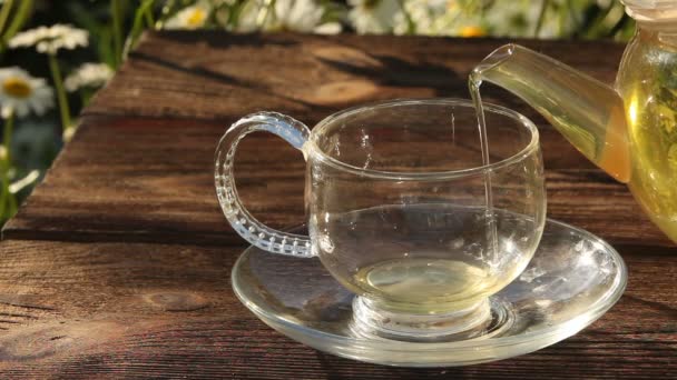 Coupe en cristal avec thé vert sur la table — Video