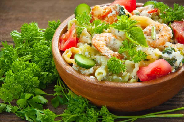  lezzetli gigli t ile karides ve fesleğen plaka üzerinde 