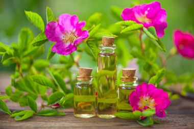 Güzel Cam masaya çiçek özü