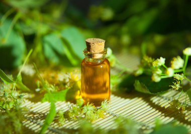 ıhlamur esans masada güzel şişe