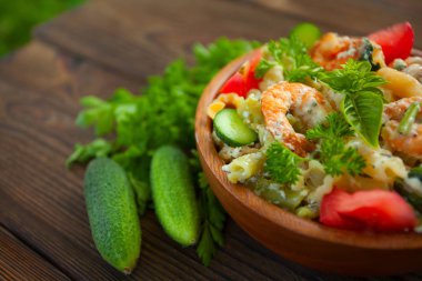  lezzetli gigli t ile karides ve fesleğen plaka üzerinde 