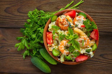  lezzetli gigli t ile karides ve fesleğen plaka üzerinde 