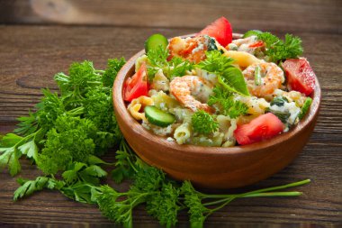  lezzetli gigli t ile karides ve fesleğen plaka üzerinde 