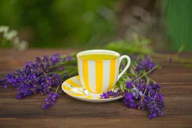 tablo üzerinde bir güzel cam kase lezzetli yeşil çay