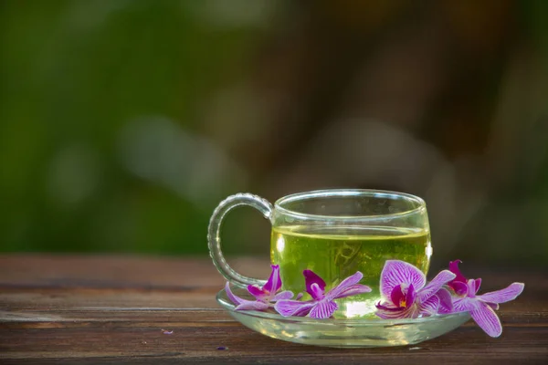 Té verde en una hermosa taza — Foto de Stock