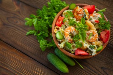  lezzetli gigli t ile karides ve fesleğen plaka üzerinde 