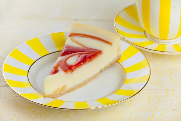 Delicioso pastel de queso con fresas en el plato — Foto de Stock