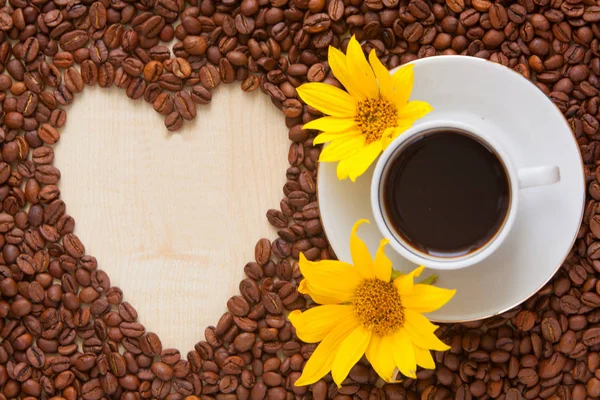 Kaffee in Kaffeetasse mit natürlichen Körnern — Stockfoto