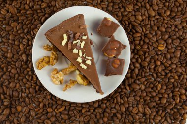 ahşap masa üzerinde beyaz tabakta çikolatalı cheesecake
