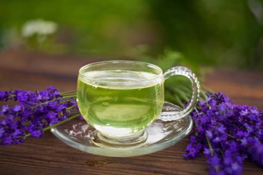 Güzel fincanda yeşil çay