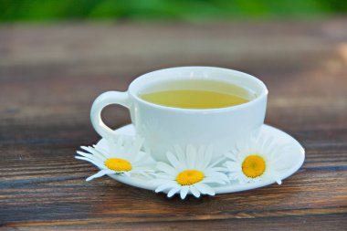 Masada yeşil çay olan kristal bardak.