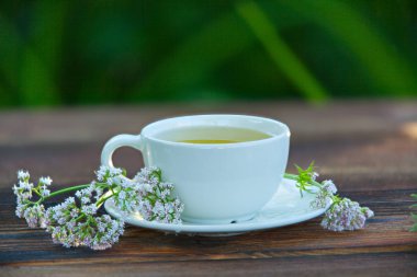 porcelainl Kupası ile yeşil çay tablo