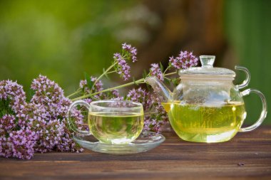 Güzel fincanda yeşil çay