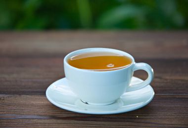 porcelainl Kupası ile yeşil çay tablo