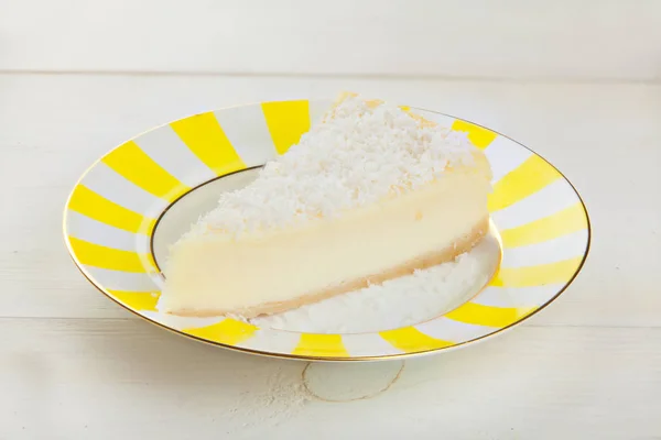 코코넛을 곁들인 맛있는 치즈 케이크 — 스톡 사진
