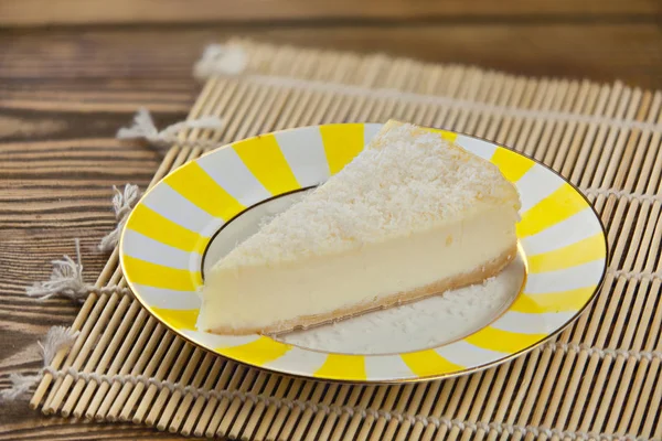 Lahodný tvarohový dort s kokosem na talíři — Stock fotografie