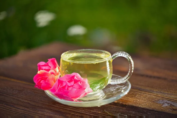 Delicioso té verde en un hermoso tazón de vidrio en la mesa — Foto de Stock