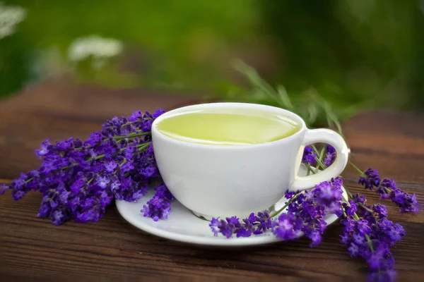 Delicioso té verde en un hermoso tazón de vidrio en la mesa — Foto de Stock