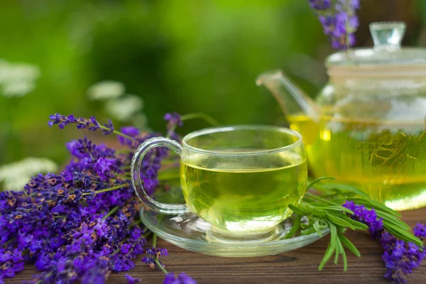 Delicioso té verde en un hermoso tazón de vidrio en la mesa — Foto de Stock