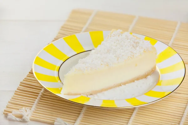Lahodný tvarohový dort s kokosem na talíři — Stock fotografie
