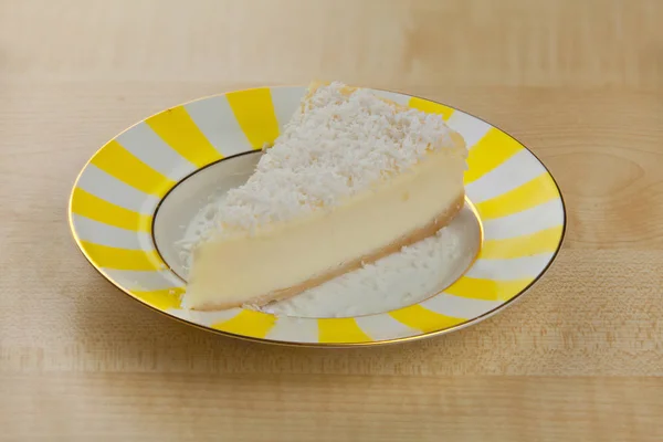 Вкусный чизкейк с кокосом на тарелке — стоковое фото