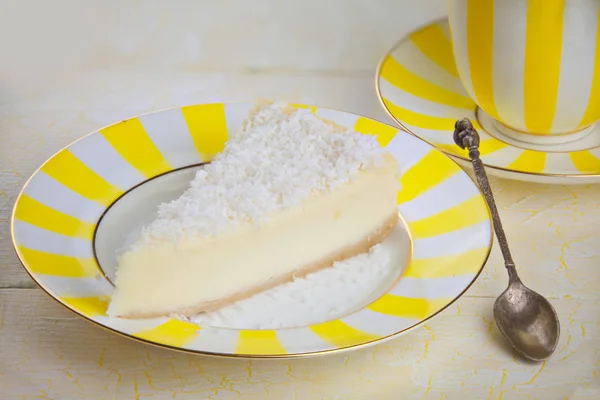 Delicioso pastel de queso con coco en el plato —  Fotos de Stock