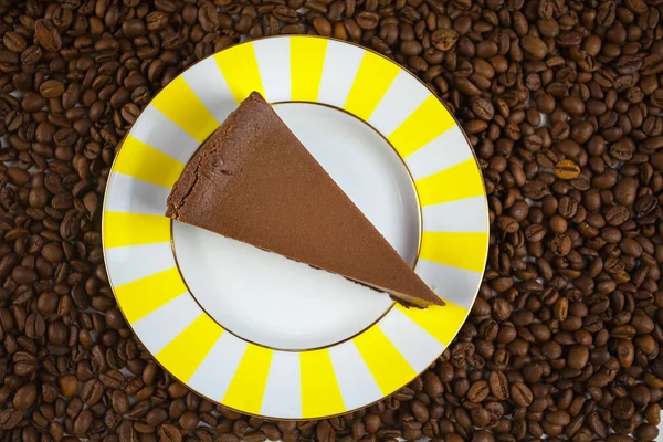 Cheesecake chocolate na placa branca na mesa de madeira — Fotografia de Stock