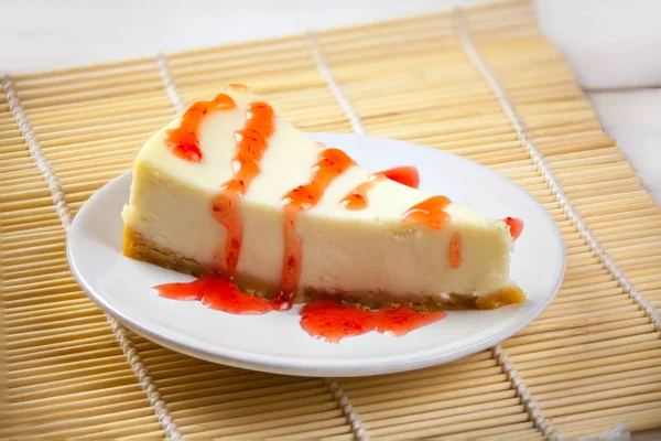 Delicioso pastel de queso con fresas en el plato —  Fotos de Stock