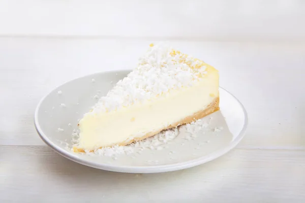 Läcker cheesecake med kokos på tallriken — Stockfoto