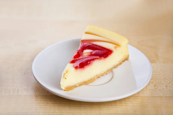 Heerlijke cheesecake met aardbeien op bord — Stockfoto