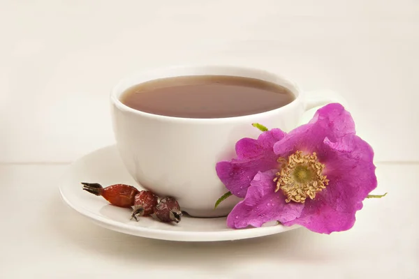 Delicioso té caliente de rosa mosqueta roja — Foto de Stock