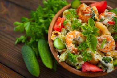  lezzetli gigli t ile karides ve fesleğen plaka üzerinde 