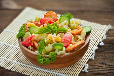  lezzetli gigli t ile karides ve fesleğen plaka üzerinde 