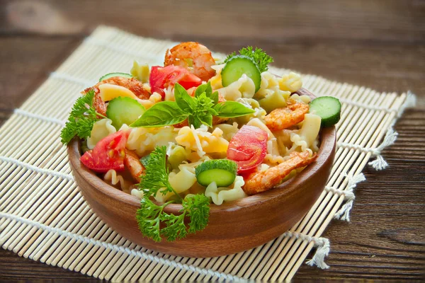  lezzetli gigli t ile karides ve fesleğen plaka üzerinde 