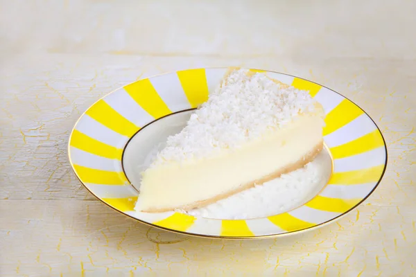 Läcker cheesecake med kokos på tallriken — Stockfoto